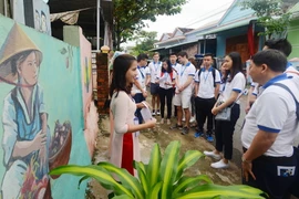 Các đại biểu dự Diễn đàn 'Tiếng nói Tương lai APEC 2017 (VOF)' đi tham quan Làng bích họa Tam Thanh, thành phố Tam Kỳ, tỉnh Quảng Nam. (Ảnh: TTXVN)