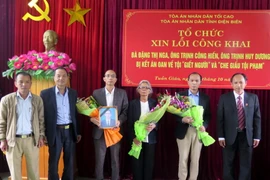 Gia đình bà Nga tại buổi xin lỗi. (Ảnh: Văn Dũng/TTXVN)