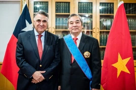 Quyền Bộ trưởng Ngoại giao Chile Edgardo Riveros tại lễ trao Huân chương Công trạng Thập tự cho Đại sứ Ngô Đức Thắng. (Nguồn: Đại sứ quán Việt Nam tại Chile)