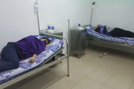 Công nhân nhập viện do bị ngộ độc thức ăn sau bữa ăn trưa. (Ảnh: Đậu Tất Thành/TTXVN)