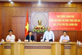 Thủ tướng Nguyễn Xuân Phúc làm việc với lãnh đạo hai tỉnh Khánh Hoà, Phú Yên về công tác khắc phục hậu quả cơn bão số 12 và hoàn lưu cơn bão số 14. (Ảnh: Thống Nhất/TTXVN)