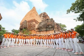 Các thí sinh tham quan Khu di tích Tháp Bà Ponagar. (Ảnh: Tiên Minh/TTXVN)