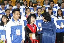 Phó Chủ tịch nước Đặng Thị Ngọc với các em thí sinh. (Ảnh: Văn Điệp/TTXVN)