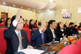 Các đại biểu thông qua Nghị quyết thu phí tham quan khu di tích Yên Tử từ 1/1/2018. (Ảnh: Văn Đức/TTXVN)