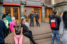 Nhân viên an ninh gác tại một cửa hiệu ở Moskva ngày 13/9 sau khi sơ tán người dân cùng các nhân viên vì nhận được điện thoại đe dọa đánh bom. (Nguồn: AFP/TTXVN)