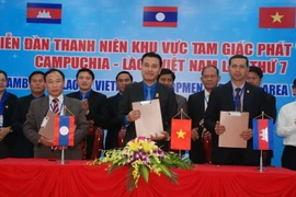 Quang cảnh ký kết biên bản tuyên bố chung diễn đàn thanh niên Khu vực Tam giác phát triển. (Ảnh: TTXVN)
