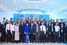 Đoàn thanh niên 3 nước chụp hình lưu niệm cùng lãnh đạo tỉnh Bình Phước. (Ảnh: Đậu Tất Thành/TTXVN)
