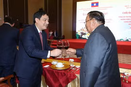 Ông Nguyễn Đắc Vinh, Ủy viên Trung ương Đảng, Bí thư Tỉnh ủy Nghệ An chúc mừng Tổng Bí thư, Chủ tịch nước Cộng hòa Dân chủ Nhân dân Lào Bounnhang Vorachith. (Ảnh: Doãn Tấn/TTXVN)