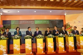 Các đại biểu nhấn nút khai trương thị trường chứng khoán phái sinh ngày 10/8/2017. (Ảnh: Phạm Hậu/TTXVN)