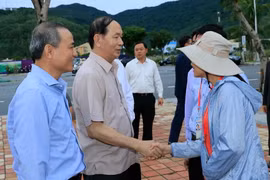 Chủ tịch nước Trần Đại Quang đi kiểm tra công tác khắc phục ảnh hưởng của mưa bão; động viên các lực lượng chức năng tham gia tổng vệ sinh môi trường, chỉnh trang cảnh quan đô thị. (Ảnh: Nhan Sáng/TTXVN)