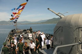 Tham quan tàu HQ-012 Lý Thái Tổ. (Ảnh minh họa: Tiến Minh/TTXVN)