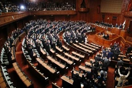 Thủ tướng Nhật Bản Shizo Abe (giữa, hàng sau) và các nghị sĩ sau quyết định giải tán Hạ viện và tiến hành bầu cử sớm, ở Tokyo ngày 28/9. (Nguồn: Kyodo/TTXVN)