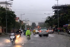 Tuyến phố Lý Thường Kiệt-Hoàng Hoa Thám ở vị trí tương đối cao nhưng cũng bị ngập lụt. (Ảnh: Quốc Việt/TTXVN)