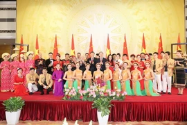 Tổng Bí thư Nguyễn Phú Trọng và Chủ tịch nước Trần Đại Quang cùng Tổng Bí thư, Chủ tịch Trung Quốc Tập Cận Bình với các nghệ sỹ. (Ảnh: Trí Dũng/TTXVN)