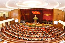 Các lãnh đạo Đảng, Nhà nước và các đại biểu biểu quyết thông qua chương trình Hội nghị. (Ảnh: Phương Hoa/TTXVN)