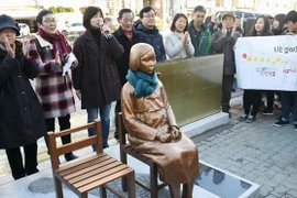 Tượng ​'phụ nữ mua vui' trước Lãnh sự quán Nhật Bản ở Busan. (Nguồn: AAP)