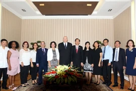 Phó Chủ tịch Thường trực UBND Thành phố Hồ Chí Minh Lê Thanh Liêm tiếp đoàn Bộ Ngoại thương và Đầu tư Cuba. (Ảnh: Thanh Vũ/TTXVN)