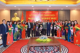 Bí thư Thành ủy Hà Nội Hoàng Trung Hải và Chủ tịch UBND thành phố Hà Nội Nguyễn Đức Chung với các đại biểu. (Ảnh: An Đăng/TTXVN)
