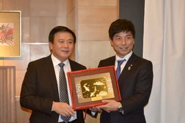 Quốc vụ khanh-Thứ trưởng Bộ Ngoại giao Nhật Bản Kazuyuki Nakane tặng bức tranh lưu niệm cho Bí thư Trung ương Đảng, Giám đốc Học viện Chính trị quốc gia Hồ Chí Minh Nguyễn Xuân Thắng. (Ảnh: Thành Hữu/TTXVN)
