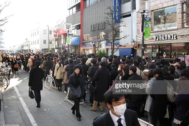 Người đi bộ gần nhà ga JR Kichijoji. (Nguồn: Getty Images)