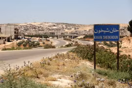 Quang cảnh cửa ngõ thị trấn Khan Sheikhun ở tỉnh Idlib, Syria ngày 12/7. (Nguồn: AFP/TTXVN)