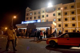 Người dân chờ đợi bên ngoài bệnh viện ở Ismailia, nơi những người bị thương trong vụ tấn công được điều trị ngày 24/11. (Nguồn: THX/TTXVN)