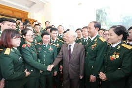 Tổng Bí thư Nguyễn Phú Trọng, Bí thư Quân ủy Trung ương với các đại biểu Thanh niên Quân đội. (Ảnh: Trí Dũng/TTXVN)