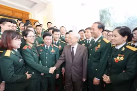Tổng Bí thư Nguyễn Phú Trọng, Bí thư Quân ủy Trung ương với các đại biểu Thanh niên Quân đội. (Ảnh: Trí Dũng/TTXVN)