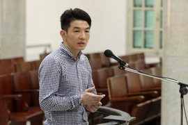 Bị cáo Hsu Minh Jung trước vành móng ngựa trả lời thẩm vấn của Hội đồng xét xử. (Ảnh: Doãn Tấn/TTXVN)