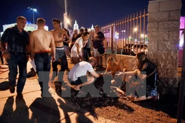 Hỗ trợ nạn nhân bị thương sau vụ xả súng ở Khách sạn và Sòng bạc Mandalay Bay ngày 1/10. (Nguồn: AFP/TTXVN)