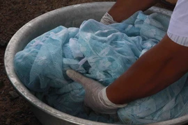 Màn ngủ được tẩm hóa chất để phòng chống bệnh sốt rét. (Ảnh: Phạm Cường/TTXVN)