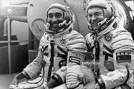 Ông Arnaldo Tamayo Mendez (trái), phi hành gia đầu tiên của Cuba và của Mỹ Latinh bay vào vũ trụ năm 1980. (Nguồn: Getty Images)
