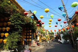 Các tuyến phố cổ được trang trí đèn lồng rực rỡ chào mừng sự kiện APEC 2017 tại Hội An. (Ảnh: Trần Lê Lâm/TTXVN)