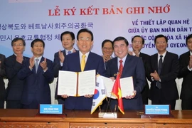 Lễ ký thỏa thuận hợp tác giữa Thành phố Hồ Chí Minh và tỉnh Gyeongsangbuk (Hàn Quốc). (Ảnh: Thanh Vũ/TTXVN)