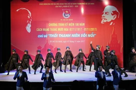 Một hoạt động kỷ niệm 100 năm Cách mạng Tháng Mười Nga. (Ảnh: An Hiếu/TTXVN)