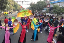 Đoàn Việt Nam diễu hành tại Liên hoan múa. (Ảnh: Minh Luyến/Vietnam+)