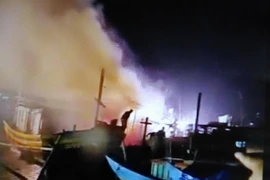 Hiện trường tàu cá của ngư dân bị cháy. (Ảnh: Đức Thọ/TTXVN)