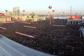 Người dân Triều Tiên tuần hành mừng sự kiện phóng thử thành công tên lửa mới tại Bình Nhưỡng ngày 1/12. (Nguồn: Yonhap/TTXVN)
