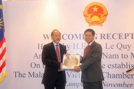 Đại sứ Lê Quý Quỳnh và Chủ tịch MVCC Howard. (Ảnh: Hoàng Nhương/Vietnam+)