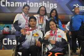 Vận động viên Đỗ Thanh Hải, Trịnh Thị Bích Như và các huấn luyện viên cùng phụ trách đoàn Hồ Thanh My (đứng ngoài cùng bên phải). (Ảnh: Việt Hùng/Vietnam+)