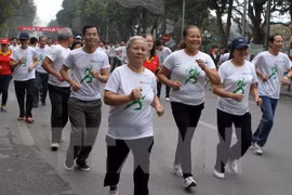 Người dân tham gia hưởng ứng Chạy Olympic vì sức khỏe toàn dân. (Ảnh: Quốc Khánh/TTXVN)