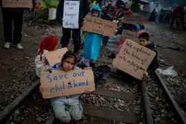  Trẻ em tại trại tị nạn gần khu vực biên giới Hy Lạp- Macedonia. (Ảnh: AFP/TTXVN)