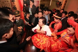 Phó Chủ tịch nước Nguyễn Thị Doan phát lương cho nhân dân tại đền Trần Thương. (Ảnh: TTXVN)