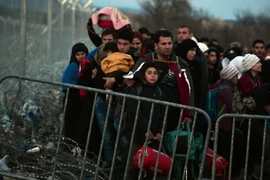 Người tị nạn Syria và Iraq bị mắc kẹt tại khu vực biên giới Hy Lạp- Macedonia ngày 27/2. (Ảnh: AFP/TTXVN)