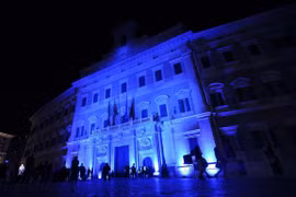 Trụ sở Quốc hội Italy thắp ánh sáng xanh để ủng hộ những người mắc chứng tự kỷ. (Nguồn: ANSA)