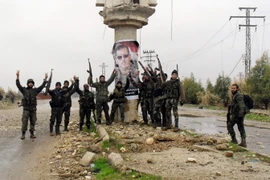 Lực lượng ủng hộ chính phủ Syria tại một chốt kiểm soát ở Sheikh Miskeen ngày 26/1, sau khi giành lại thành phố này từ phiến quân IS. (Ảnh: AFP/TTXVN)