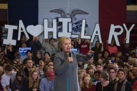 Ứng cử viên đảng Dân chủ Hillary Clinton phát biểu tại trường Trung học Abraham Lincoln ở Des Moines, Iowa. (Ảnh: AFP/TTXVN)