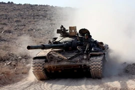 Xe tăng của quân đội chính phủ Syria trong chiến dịch quân sự truy quét phiến quân IS tại làng Zarour và Khanaser, thành phố Aleppo ngày 26/2. (Ảnh: AFP/TTXVN)