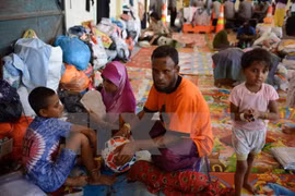Người di cư Rohingya khi được đưa vào bờ sau nhiều ngày lênh đênh trên biển. (Ảnh: AFP/TTXVN)