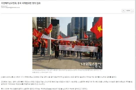 Các hãng truyền thông lớn của Hàn Quốc đưa tin về cuộc biểu tình. (Ảnh: Vietnam+)